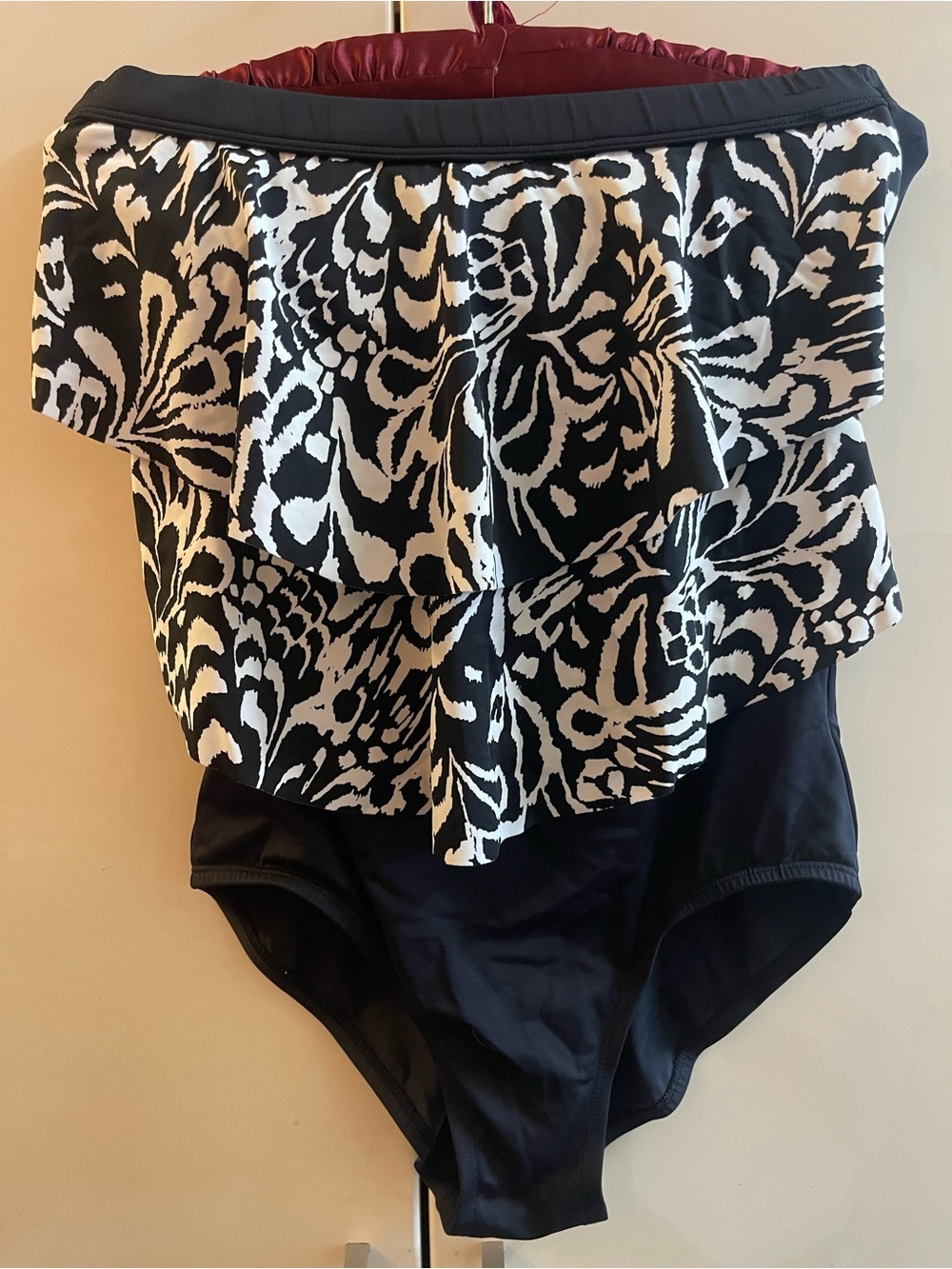 Jantzen strapless one-piece swimsuit
Black & White Ruffled Sz M
